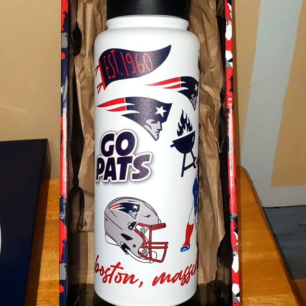New England Patriots 34oz. Native Quencher Bottle - Picture 2 of 12